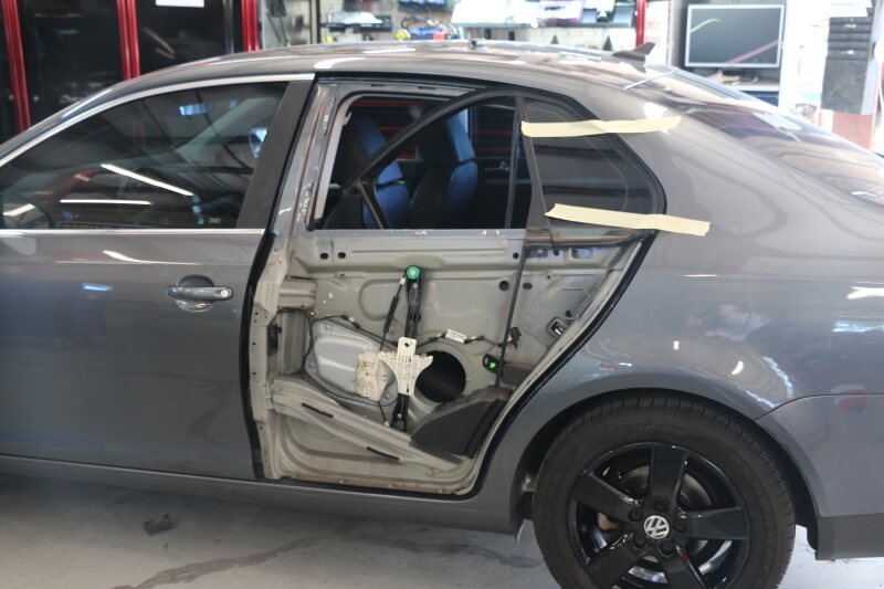 Ремонт повреждений на дверях автомобиля